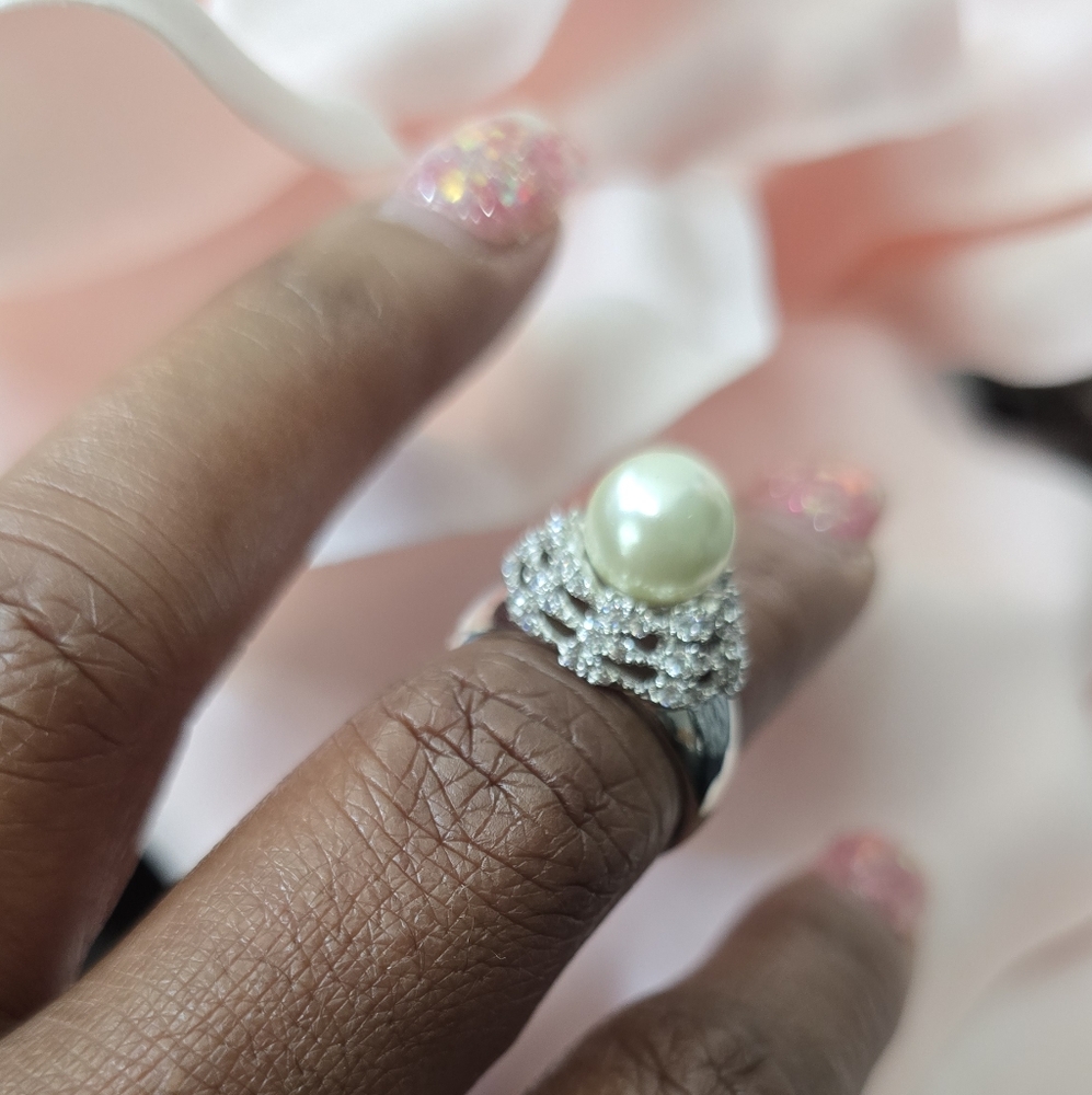 Elegant Pearl and Sterling Silver Ring - Picture 2 of 2